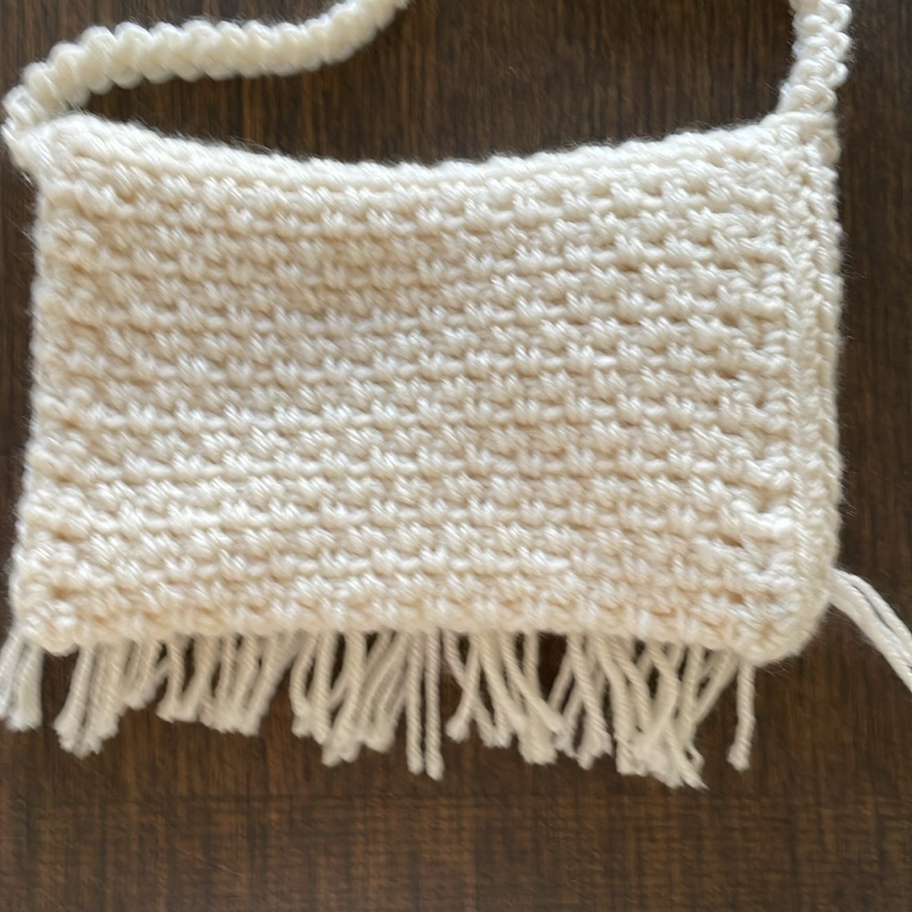 HAND CRAFTED CROCHETED FOLDOVER FRINGED BEADED FLOWER CROSSBODY Cream Boho-Chic - Picture 4 of 8